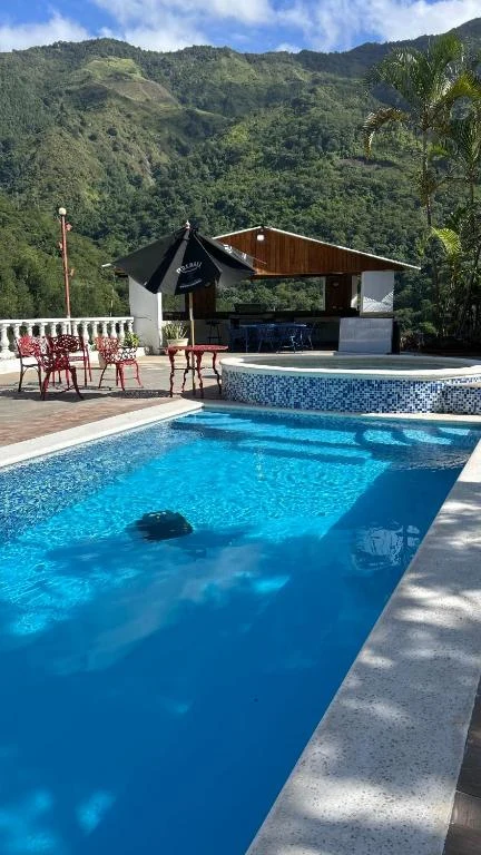 Piscina privada entre las montañas de Bonao